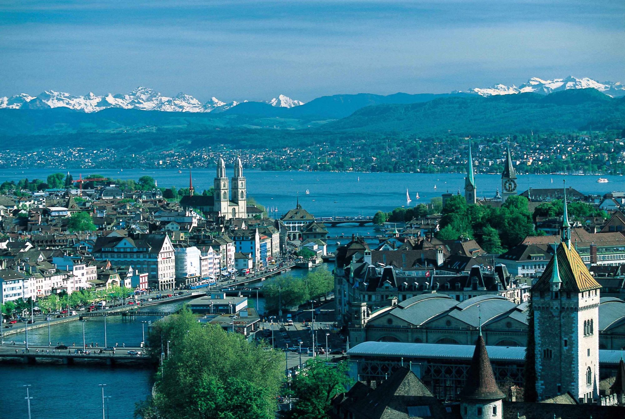 Die Sprachschule Schneider liegt in unmittelbarer Nähe des Zürichsees. Bild: Zurich-Wallpapers