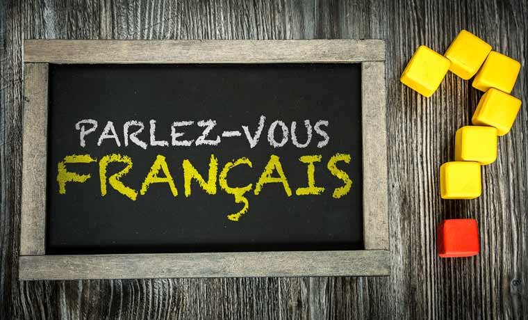 Auf einer Tafel steht geschrieben: Sprechen Sie Französisch?