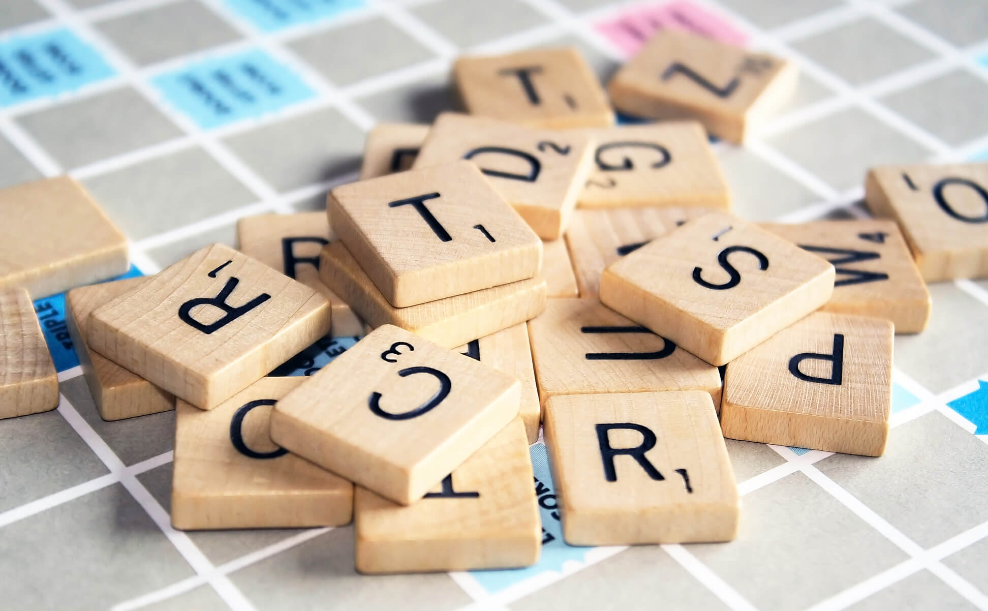 Wörter bilden mit Scrabble Steinen