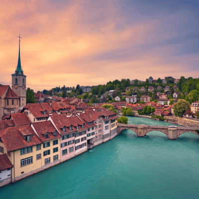 Bern_mobile (1) Die schöne Stadt Bern mit der Aare und der Nydeggbrücke.