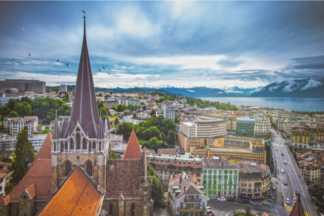 Die Kathedrale von Lausanne, die City-Line und der Lac Léman.