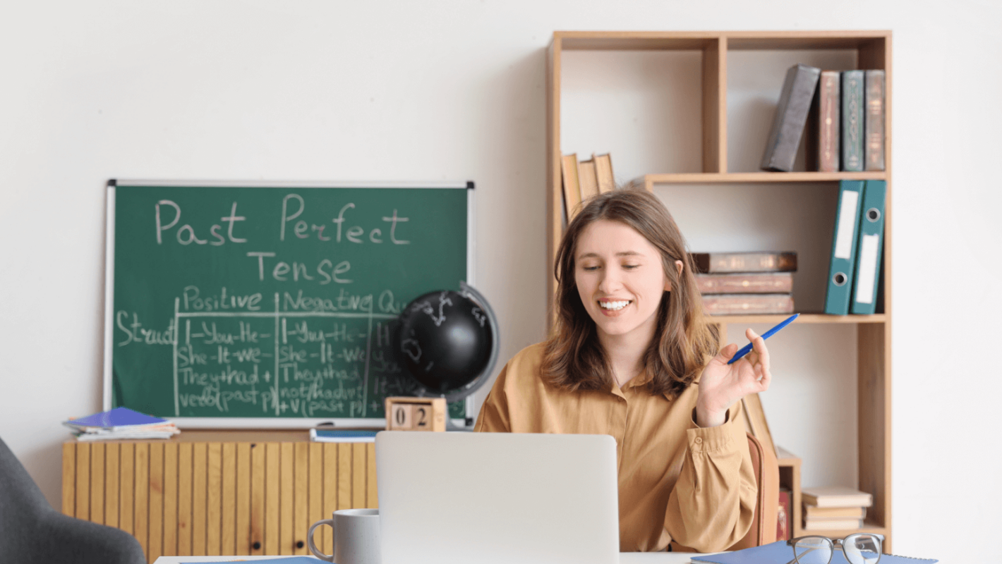 Lehrerin unterrichtet online im Englisch-Privatkurs und erklärt die Past Perfect Tense.