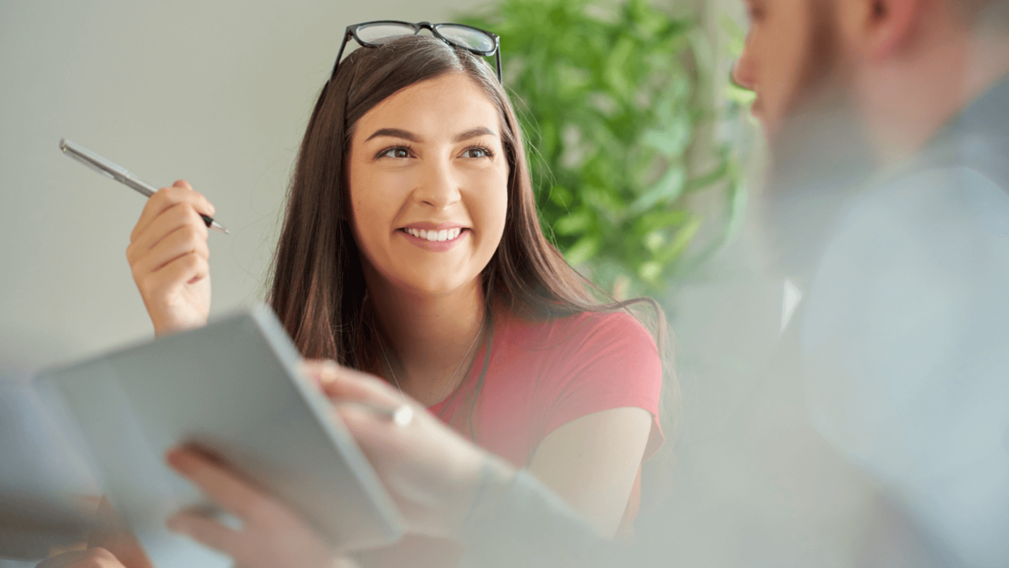 Teilnehmerin bespricht das Ergebnis des Einstufungstests Deutsch mit einer Lehrkraft.
